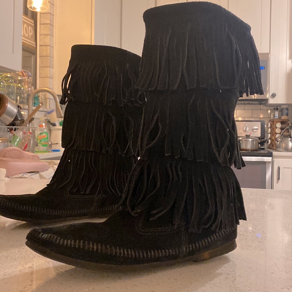 Black fringe Minnetonka boots - Picture 14 of 16